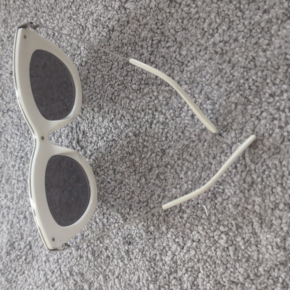 QUAY WHITE SUNGLASSES - Picture 2 of 3